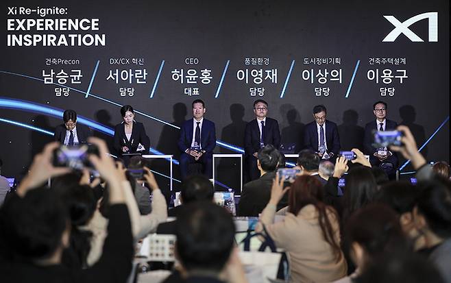 허윤홍 GS건설 대표가 18일 서울 강남구 자이갤러리에서 열린 GS건설 브랜드리뉴얼 기자간담회에서 패널토크를 하고 있다. 뉴시스