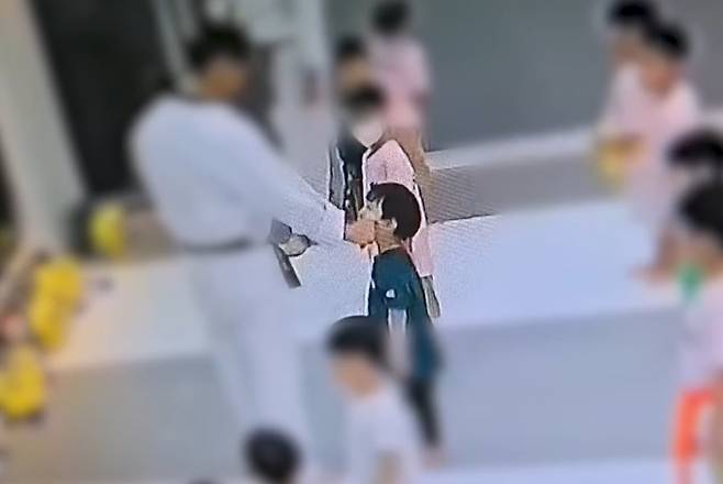 5세 아동이 숨진 직후 30대 관장 A씨가&nbsp;삭제한 도장 내 CCTV 영상을 경찰이 복원한 결과 평소에도 A씨가 해당 아동을&nbsp;학대했던 정황이 드러났다. SBS 보도화면 갈무리
