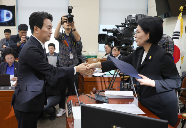 국회 과학기술정보방송통신위원회 위원장인 최민희(오른쪽) 더불어민주당 의원이 18일 국회에서 열린 한국방송공사 사장 인사청문회에서 증인 선서를 마친 박장범 후보자와 악수하고 있다. 연합뉴스