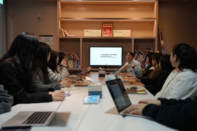 고용노동부 미래내일 일경험 사업에 참여한 청년들이 취업 지원을 앞두고 관련 교육을 듣고 있다. 사진 제공=원티드랩