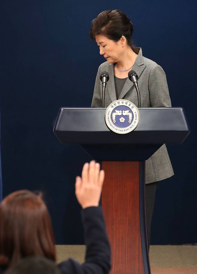 2016년 11월29일 오후 박근혜 전대통령이 청와대 춘추관 대브리핑실에서 제3차 대국민담화를 발표한 뒤 돌아서고 있다. ⓒ연합뉴스