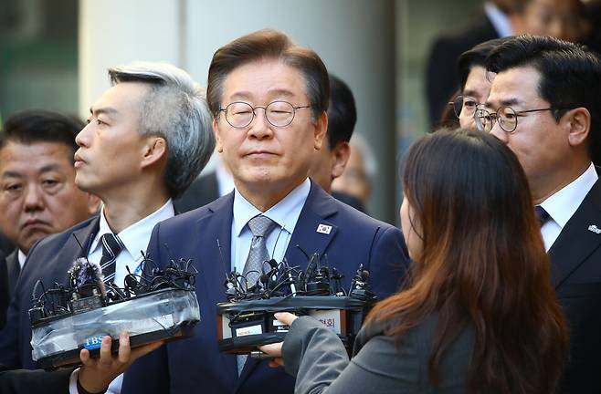 이재명 더불어민주당 대표가 지난 15일 공직선거법 위반 사건의 1심 선고에서 당선무효형을 선고 받은 뒤 법원 밖으로 나온 모습. ⓒ시사저널 임준선