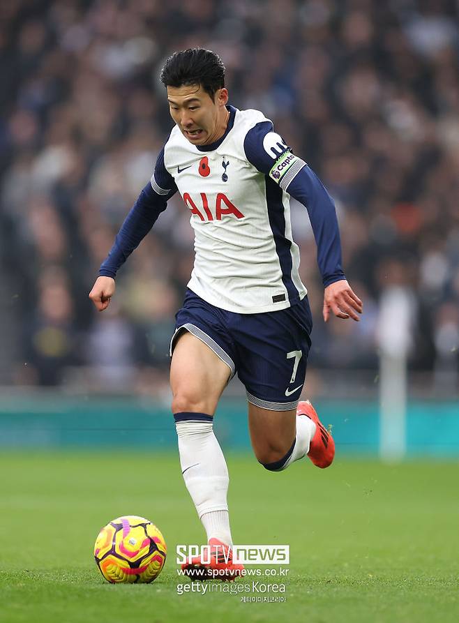 ▲ 스카이스포츠'의 플로리안 플레텐베르크 기자는 “손흥민은 토트넘과&nbsp;동행을 선택했다. 토트넘도 손흥민과 2026년까지 계약을 연장할 준비를 마쳤다”고 보도하며 손흥민의 잔류를 기정사실화했다. 보도 이후 영국 매체 '더 하트 태클'도&nbsp;"손흥민이&nbsp;토트넘 잔류를 원한다. 손흥민이 토트넘과 계약을 연장할 가능성이 높다는 보도가 나왔다. 토트넘은 곧 그와 1년 연장 계약을 체결할 예정이다"라고 전했다. 손흥민의 헌신은 단순히 경기력에만 국한되지 않았다. 그는 팀원들과 팬들에게 존경받는 리더로 자리 잡았으며, 어린 선수들에게도 좋은 본보기가 되고 있다. 영국 매체 ‘투 더 레인 앤 백’은 “토트넘에는 리더가 부족하다. 손흥민은 선수들과 팬들로부터 신뢰를 받고 있으며, 팀의 미래를 위해 중요한 역할을 할 수 있다”고 평가했다. 손흥민은 팀 내 유망주인 마이키 무어와 같은 젊은 선수들에게 훌륭한 멘토가 될 것으로 기대된다