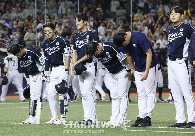 한국 야구 대표팀이 15일 대만 타이베이시 타이베이돔에서 열린 일본과 2024 세계야구소프트볼연맹(WBSC) 프리미어12 B조 조별예선 3차전 패배 후 관중들에게 인사하고 있다. /사진=김진경 대기자