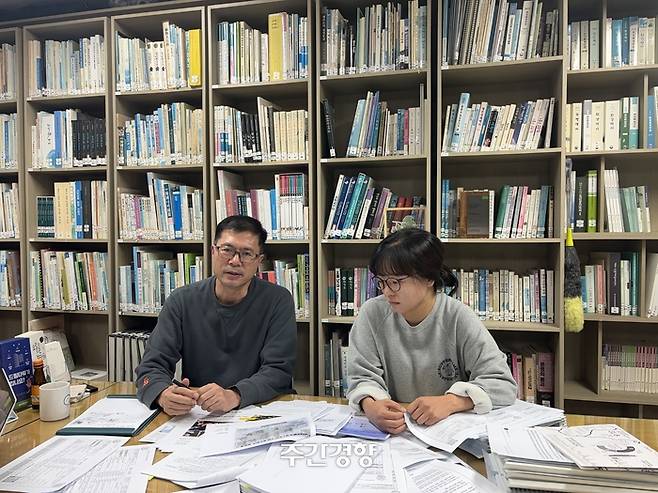 제주참여환경연대 홍영철 공동대표(왼쪽)와 박유라 사무국장이 지난 11월 11일 제주참여환경연대 사무실에서 제주 제2공항 부지 토지 소유 실태 조사 결과를 설명하고 있다. 박유라 사무국장은 추석 연휴도 반납하고 두 달간 조사에 매진했다. 그는 일을 계속하는 동기에 대해 “분노다. 행정이 주민들을 현란한 말로 기만하는 것을 보면 분노가 치민다. 분노가 힘이다”라고 했다. 이효상 기자