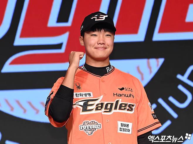 11일 오후 서울 신천동 롯데호텔 월드에서 열린 '2025 KBO 신인 드래프트'에 참석한 전주고 정우주가 1라운드 2순위로 한화 이글스에 지명된 뒤 기념 촬영을 하고 있다. 엑스포츠뉴스DB