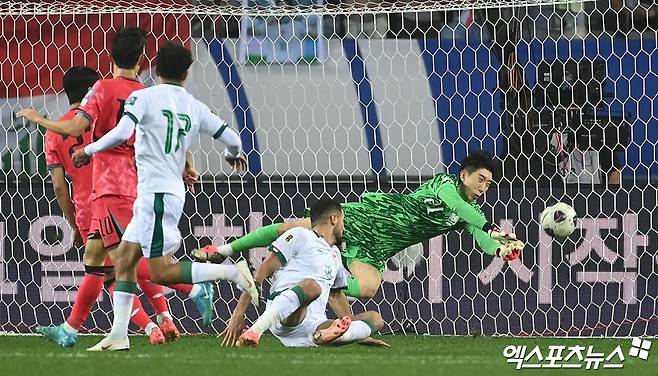 축구 국가대표팀 수문장 조현우가 홍명보 감독의 리더십 덕에 한국 축구의 발전이 더욱 기대된다고 밝혔다. 김민재와 조유민으로 이뤄진 센터백 조합에 대해서도 워낙 훌륭한 기량을 가진 선수들이기에 마음이 든든해진다고 말했다. 엑스포츠뉴스DB