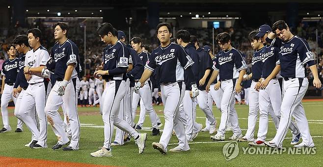 일본에 패한 대한민국 (타이베이=연합뉴스) 한종찬 기자 = 15일 오후 대만 타이베이돔에서 열린 세계야구소프트볼연맹(WBSC) 프리미어12 2024 B조 조별리그 대한민국과 일본의 경기. 6-3으로 일본에 패한 대한민국 선수들이 아쉬워하고 있다. 2024.11.15 saba@yna.co.kr