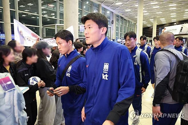 축구 국가대표팀 요르단 암만 입성 (암만[요르단]=연합뉴스) 황광모 기자 = 2026 북중미 월드컵 3차 예선 중동 원정에 나선 축구 국가대표팀 김민재 등 선수들이 17일 오후(현지시간) 요르단 암만 퀸 알리아 국제공항에 전세기편으로 도착한 뒤 입국장을 빠져나가고 있다.
    태극전사들은 이곳 암만에서 팔레스타인 대표팀과 2026 중남미 월드컵 아시아 3차 예선 B조 6차전을 치를 예정이다. 2024.11.18 hkmpooh@yna.co.kr