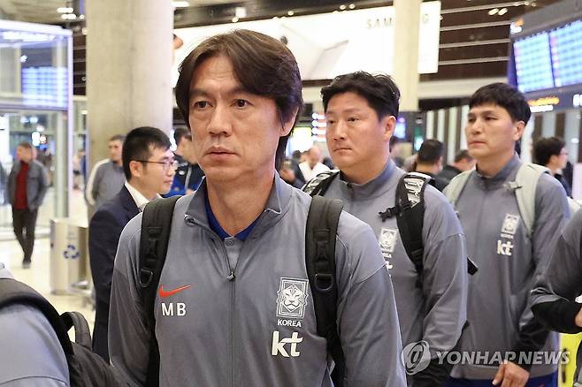 요르단 암만 도착한 홍명보 감독 (암만[요르단]=연합뉴스) 황광모 기자 = 2026 북중미 월드컵 3차 예선 중동 원정에 나선 축구 국가대표팀 홍명보 감독이 17일 오후(현지시간) 요르단 암만 퀸 알리아 국제공항에 전세기편으로 도착한 뒤 입국장을 빠져나가고 있다.
    태극전사들은 이곳 암만에서 팔레스타인 대표팀과 2026 중남미 월드컵 아시아 3차 예선 B조 6차전을 치를 예정이다. 2024.11.18 hkmpooh@yna.co.kr