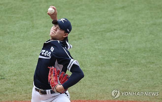 역투하는 장현석 (사오싱[중국]=연합뉴스) 김인철 기자 = 6일 중국 저장성 항저우 인근 사오싱 야구·소프트볼 스포츠센터 제1구장에서 열린 2022 항저우 아시안게임 야구 슈퍼라운드 2차전 한국과 중국의 경기. 8회말 교체된 한국 장현석이 역투하고 있다. 2023.10.6 yatoya@yna.co.kr