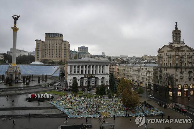 우크라이나 키이우 시내에 마련된 전사자 기념비 [AP=연합뉴스 자료사진]