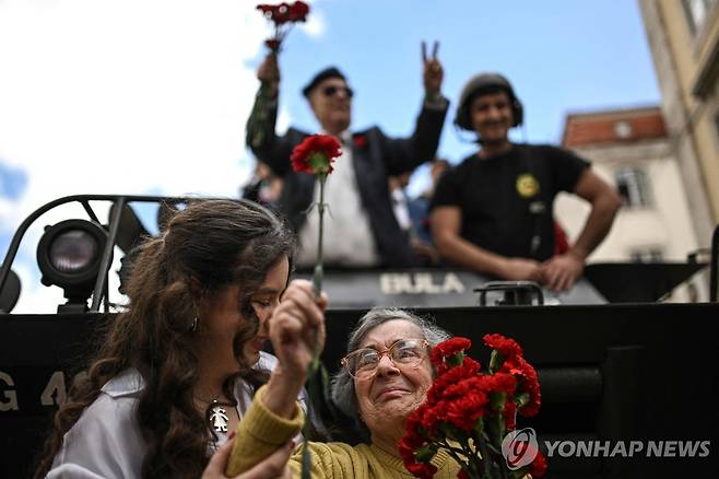 카네이션 혁명 영감 준 '카네이션 여인' 별세 (리스본 AFP=연합뉴스) 1970년대 포르투갈 민주화 혁명인 카네이션 혁명에 이름을 붙인 '카네이션 여인' 셀레스트 카에이루가 지난 15일(현지시간) 91세로 세상을 떠났다. 사진은 지난 4월 25일 혁명 50주년 행사에 참석한 카에이루. 2024.11.18