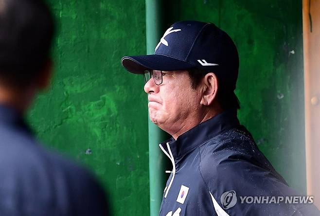 경기 지켜보는 류중일 감독 (타이베이=연합뉴스) 한종찬 기자 = 18일 오후 대만 타이베이 톈무야구장에서 열린 세계야구소프트볼연맹(WBSC) 프리미어12 2024 B조 조별리그 대한민국과 호주의 경기. 한국 류중일 감독이 경기를 지켜보고 있다. 2024.11.18 [공동취재] saba@yna.co.kr