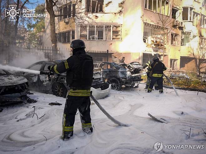 오데사 주거지역에서 화재 진화하는 우크라 소방대원  [로이터 연합뉴스. 우크라이나 비상사태부 제공. 재판매 및 DB 금지]