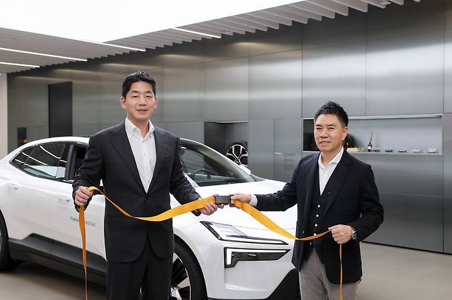 '폴스타가 신세계 백화점과 손잡고 백화점 어플 내 VIP전용 디지털 쇼룸에 입점했다. 사진의 좌측은 폴스타코리아 함종성 대표, 우측은 신세계 영업전략담당 이성환 상무.' 사진제공=폴스타 코리아