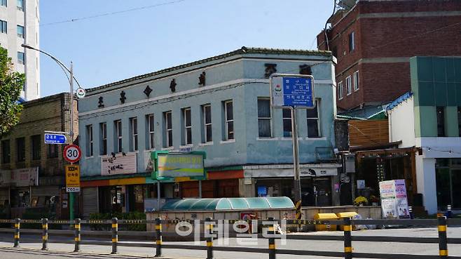 국가등록문화유산으로 등록된 ‘인천 구 조흥상회’. (사진=국가유산청)