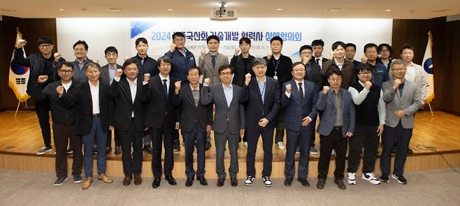 한국가스공사가 지난 4일 대구 본사에서 개최한 ‘2024년 부품 국산화 기술개발 협력사 상생협의회’ 주요 참석자들이 기념촬영하고 있다. (사진=가스공사)