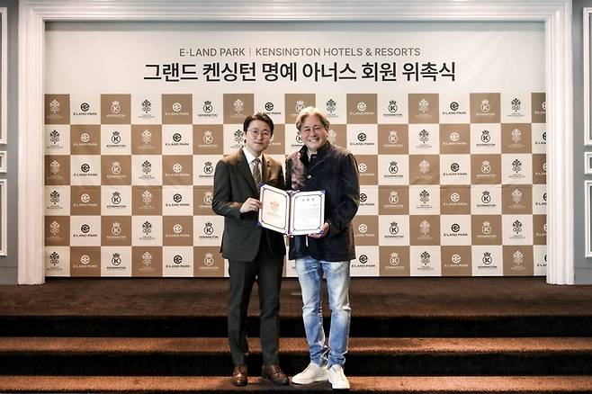 이지운 이랜드파크 대표(왼쪽)와 최민식 배우가 그랜드 켄싱턴 명예 회원 위촉식에서 기념 촬영을 하고 있다