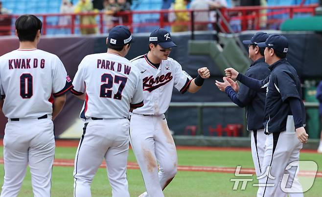 18일(현지시간) 오후 대만 타이베이시 톈무 야구장에서 열린 2024 WBSC 프리미어12 B조 예선 대한민국과 호주의 경기에서 5대 2로 승리한 대한민국 대표팀 류중일 감독과 선수둘이 주먹을 맞대고 있다. 대표팀은 프리미어12 예선 3승 2패를 거뒀으나 일본에서 열리는 슈퍼라운드 진출은 실패했다. 2024.11.18/뉴스1 ⓒ News1 장수영 기자