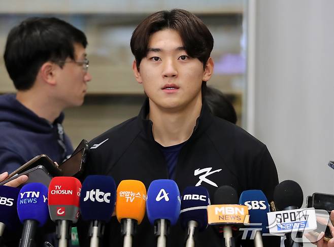 대만에서 열린 2024 WBSC 프리미어12 출전을 마친 야구 한국대표팀 김도영 선수가 19일 오후 인천국제공항을 통해 귀국해 인터뷰를 하고 있다. 류중일 감독이 이끈 한국 야구대표팀은 18일 끝난 프리미어12에서 3승2패(3위)의 성적으로 슈퍼라운드(4강) 진출이 무산됐다. 2024.11.19/뉴스1 ⓒ News1 박세연 기자