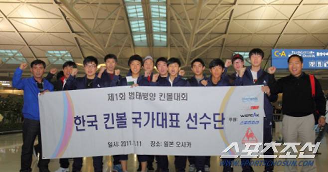 2011년 일본 오사카에서 열린 범태평양 킨볼대회 전 인천공항에서 파이팅을 외치고 있는 초대 킨볼대표팀.