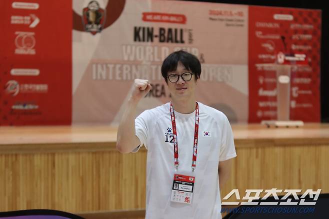 13년 전인 2011년 오사카 범태평양 킨볼대회에 첫 국가대표로 나섰던 킨볼 청년 류강래씨는 서른다섯이 된 올해도 여전히 태극마크를 단 채 2024 오산 킨볼월드컵 남자대표팀 감독 겸 플레잉코치로 활약했다.