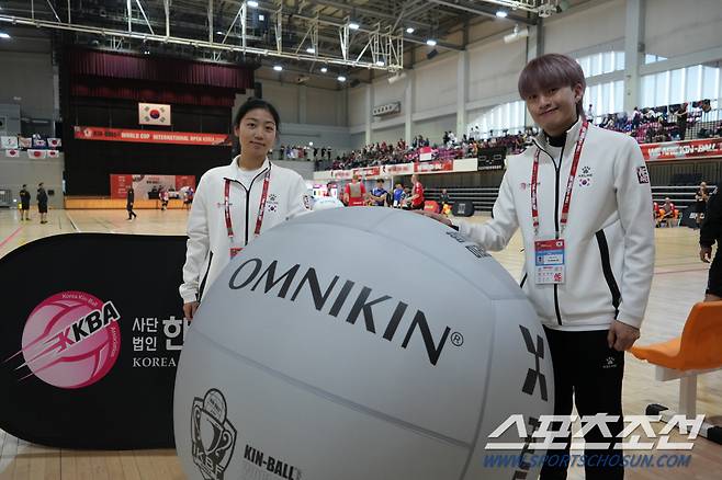 2024년 오산 킨볼 월드컵에 출전한 학교스포츠클럽 출신 남녀 국가대표 오효정씨(왼쪽)와 주성호씨가 '옴니킨'이 새겨진 킨볼 공 앞에서 포즈를 취했다. 사진제공=한국킨볼협회