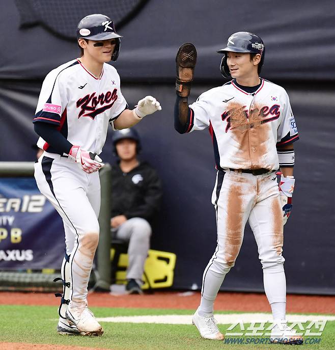 신민재와 하이파이브를 나누는 김도영.