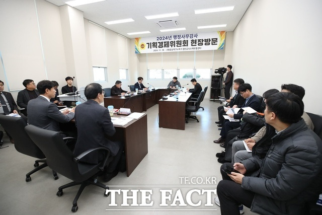 충남도의회 기획경제위원회가 18일 356회 정례회 현장방문 일정으로 딩진시 그린수소 수전해센터를 방문했다. /충남도의회