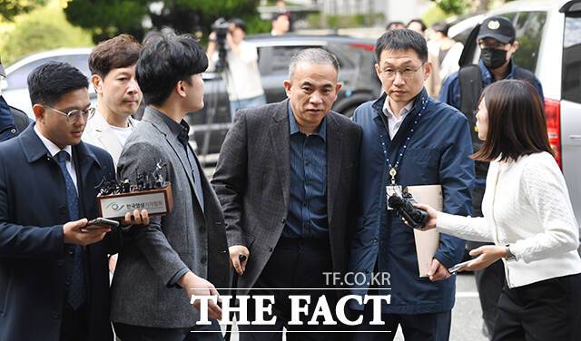 '김건희 여사 공천 개입 의혹'의 핵심 인물인 명태균 씨가 13일 오후 경남 창원시 성산구 창원지방법원에서 열린 구속 전 피의자 심문(영장실질심사)을 받기 위해 출석하고 있다. /창원=장윤석 기자