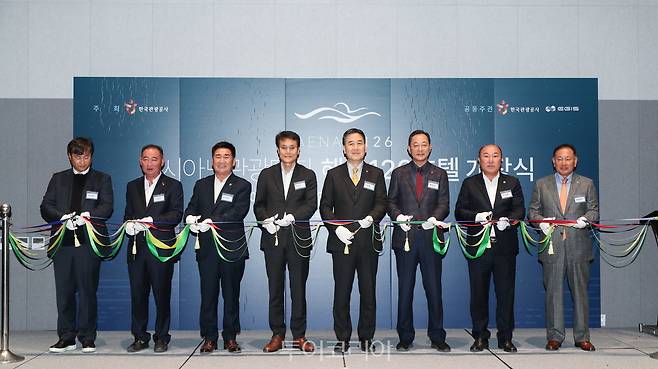 &nbsp;해남126호텔 개장 기념 테이프 커팅식 모습.&nbsp; (왼쪽부터) 주식회사 이지스 김성호 대표, 해남 화원면 발전문화체육회 이정곤 회장, 김성일 해남군의원, 주순선 전라남도 관광체육국장, 한국관광공사 서영충 사장직무대행, 명현관 해남군수, 해남군의회 이성옥 의장, 목포상공회의소 정현택 회장/사진-한국관광공사