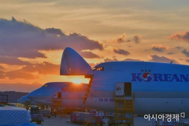 27일 인천국제공항 대한항공화물터미널에서 직원들이 영하의 날씨 속에 항공 화물을 적재하기 위해 분주하게 움직이고 있다./영종도=강진형 기자aymsdream@