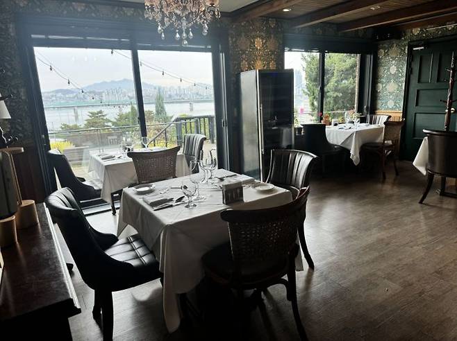 박대수 전 의원과 양금희 전 의원이 각각 올해 상반기 정치 후원금으로 식사를 한 서울 용산구의 한 이탈리안 파인다이닝. 한강의 야경을 볼 수 있어 사회관계망(SNS)에서는 프러포즈 성지로 유명하다. [사진 = 이기민 기자]