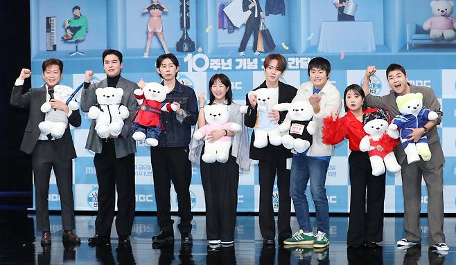 김대호 아나운서(왼쪽부터)와 이장우, 코드쿤스트, 허항 PD, 키, 기안84, 박나래, 전현무가 지난해 12월 4일 오후 서울 상암동 MBC 골든마우스홀에서 열린 예능프로그램 '나 혼자 산다' 10주년 기념간담회에서 포즈를 취하고 있다. /뉴스1