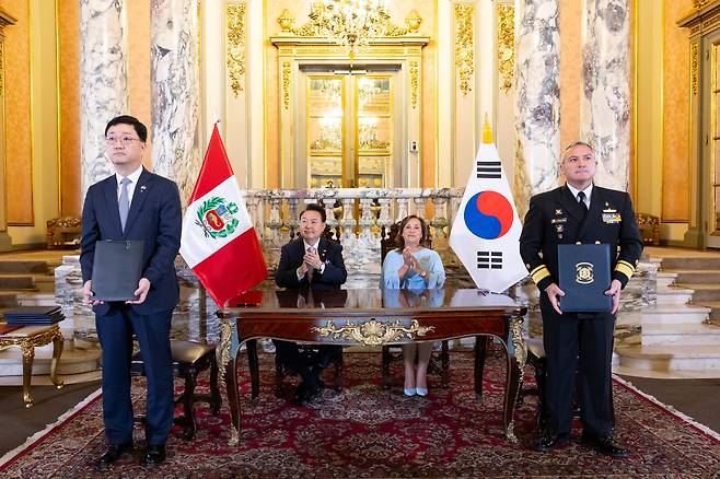 주원호 HD현대중공업 특수선사업부 대표와 세사르 베나비데스 페루 해군조선소 사장이 지난 16일(현지시간) 페루 리마 대통령궁에서 윤석열 대통령과 디나 볼루아르테 페루 대통령이 임석한 가운데 열린 한·페루 양해각서(MOU) 및 계약 체결식에서 해군 함정 공동개발 MOU에 서명 뒤 기념촬영을 하고 있다. /대통령실 제공
