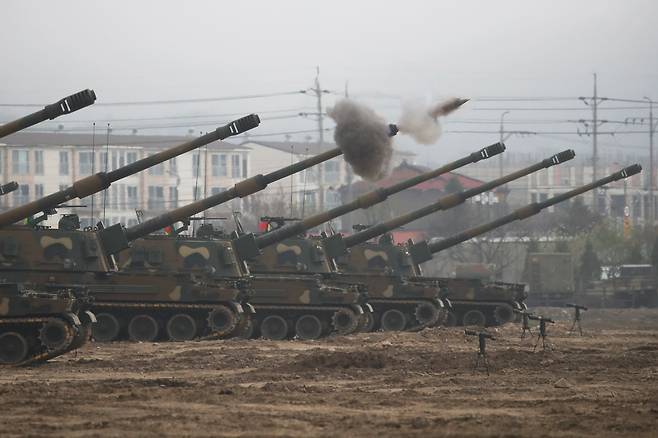 4월 17일 강원도 철원군 문혜리사격장에서 열린 '수도군단 합동 포탄사격훈련'에서 K9 자주포가 사격하고 있다. /뉴스1