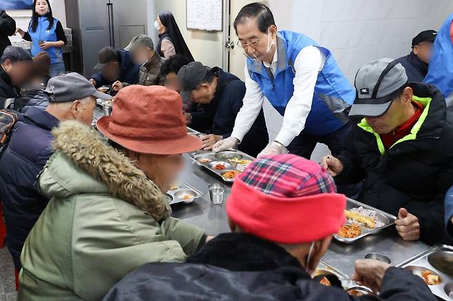 한덕수 국무총리가 19일 서울 영등포구 사회복지시설 '토마스의 집'에서 배식 봉사를 하고 있다. /국무총리실 제공