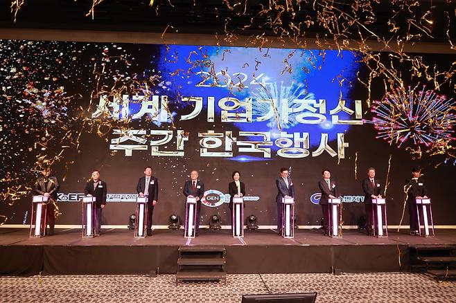 오영주(가운데) 중소벤처기업부 장관이 19일 서울 용산구 서울드래곤시티에서 열린 '2024 세계 기업가정신 주간 한국행사'에서 관계자들과 선포식을 진행하고 있다. /중기부 제공