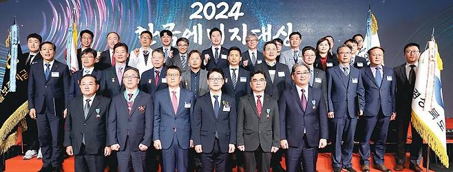 2024 한국에너지대상 수상자들이 18일 서울 중구 더플라자호텔에서 열린 시상식에서 기념촬영을 하고 있다. 앞줄 왼쪽부터 한승욱 DS단석 대표이사, 이상준 LS일렉트릭 전무, 이상훈 한국에너지공단 이사장, 이호현 산업통상자원부 에너지정책실장, 박진규 한국지역난방공사 안전기술본부장, 최돈관 신라정밀 대표이사. 한국에너지공단 제공