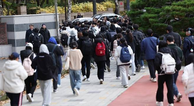 17일 2025학년도 가톨릭대 의예과 수시 논술고사가 열린 서울 서초구 서운중에서 수험생들이 교문을 나서고 있다. 연합뉴스 제공.