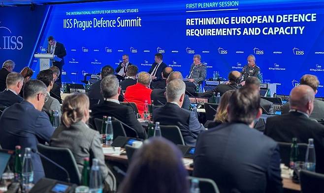 한화에어로스페이스는 영국 국제전략문제연구소(IISS)가 지난 11월 8~11일 체코 프라하에서 개최한 '프라하 디펜스 서밋'에 한국 기업 최초로 초청을 받아 북대서양조약기구(NATO)에서의 입지를 넓히고 있다. 한화에어로스페이스 제공