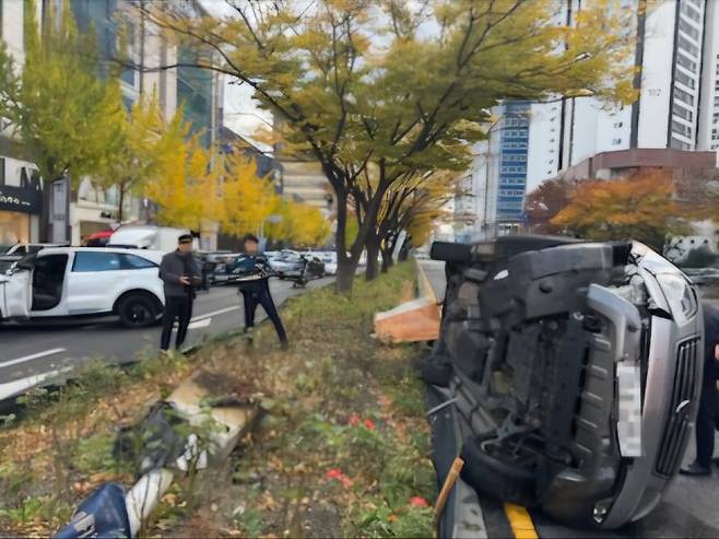 19일 울산에서 70대가 운전하던 SUV가 추돌 사고를 일으킨 뒤 반대편 차로로 넘어져 있다. 동승자인 80대가 경상을 입고 병원으로 옮겨졌다.  울산경찰청 제공