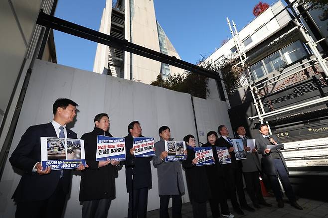 더불어민주당 명태균 게이트 진상조사단 박균택 의원과 김용만, 김승원, 이성윤, 박정현, 서영교, 이연희, 신용한 전 서원대 교수, 송재범 공익제보조사본부장 등이 18일 오전 서울 강남구 예화랑 앞에서 ‘윤석열 대통령의 대선 기간 불법 선거사무소 운영’ 관련 기자회견을 열고 있다. 예화랑은 윤석열 대통령이 지난 대선 기간 동안 선거관리위원회에 신고하지 않은 불법 비밀 선거사무소를 운영했다는 의혹이 제기된 가운데 현재 리모델링을 이유로 운영을 중단한 상태다. 김봉규 선임기자 bong9@hani.co.kr