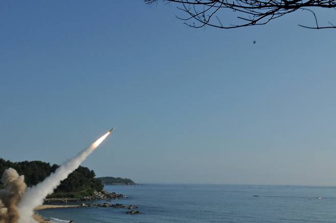 미군과 한국군이 2017년 7월 5일 한국 동해 해상으로 에이태큼스(ATACMS)와 한국의 현무 미사일 II를 발사하는 모습. 미8군 제공/로이터 연합뉴스