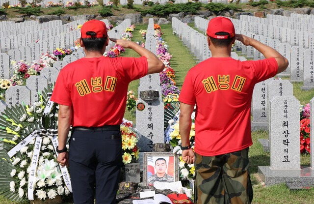 지난 9월26일 오후 대전 유성구 국립대전현충원 내 해병대 채아무개 상병 묘역에서 해병대예비역연대 회원들이 전역복과 모자를 올려놓고 채 상병을 추모하고 있다. 이날 채 상병의 동기(1292기)들은 전역했다. 김봉규 선임기자 bong9@hani.co.kr