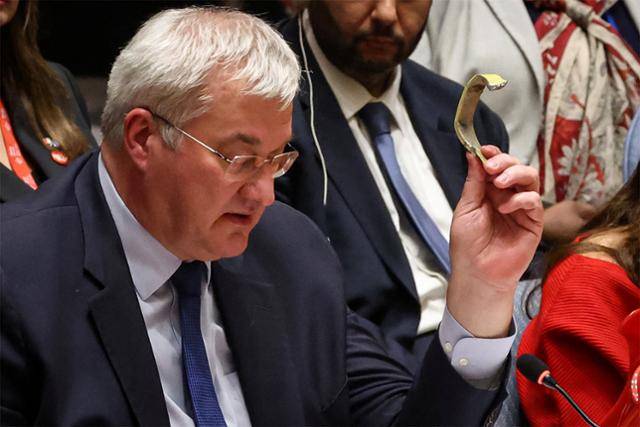 러시아가 우크라이나를 침공한 지 1,000일을 하루 앞둔 18일 미 뉴욕 유엔본부에서 열린 러시아의 우크라이나 평화 및 안보 유지를 의제로 한 유엔 안전보장이사회에 참석한 안드리 시비하 우크라이나 외무장관이 우크라이나 영토에 떨어진 미사일 파편이 북한산 KN-23 탄도 미사일 조각이라며 발언을 하고 있다. 뉴욕=로이터 연합뉴스