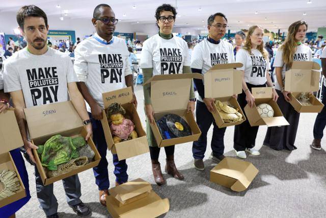 유엔 기후변화협약 당사국총회(COP29)가 열리고 있는 아제르바이잔 바쿠에서 18일 그린피스 활동가들이 기후이상과 극심한 기후의 영향을 받은 물품들을 들고 시위를 하고 있다. 바쿠=로이터 연합뉴스