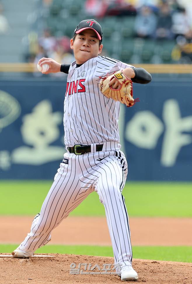 2023 KBO 프로야구 LG 트윈스와 롯데 자이언츠의 경기가 9일 오후 서울 잠실야구장에서 열렸다. LG 강효종이 선발 등판해 역투하고 있다. 잠실=김민규 기자 mgkim1@edaily.co.kr /2023.10.09/