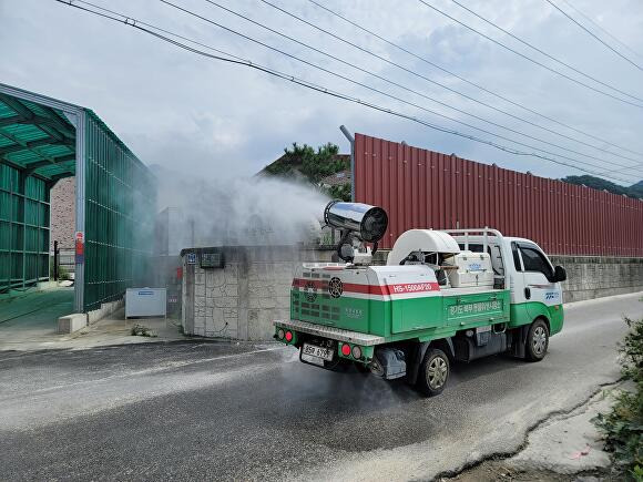 경기도북부동물위생시험소가 접경지역 아프리카돼지열병 유입차단을 위해 방역작업을 하고 있다. [사진=경기도]